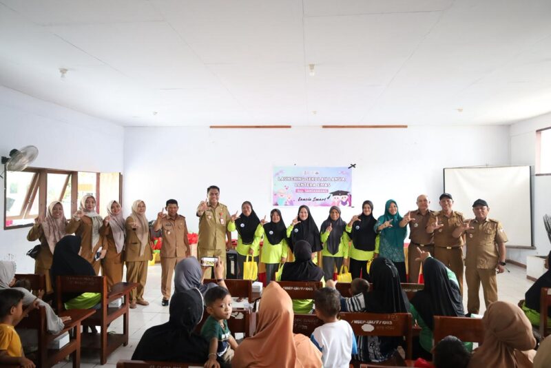 Kadis PP dan KB Kota Makassar, Drs. A. Irwan Bangsawan, M.Si, bersama jajaran dan peserta Sekolah Lansia Lentera Emas Kepulauan Sangkarrang usai kegiatan launching program.