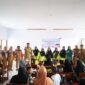 Kadis PP dan KB Kota Makassar, Drs. A. Irwan Bangsawan, M.Si, bersama jajaran dan peserta Sekolah Lansia Lentera Emas Kepulauan Sangkarrang usai kegiatan launching program.