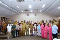 Kadis PP dan KB Kota Makassar A. Irwan Bangsawan bersama stakeholder dan mitra kerja pada kegiatan Advokasi Program KKBPK di Ruang Sipakatau Balai Kota Makassar.