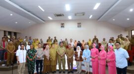 Kadis PP dan KB Kota Makassar A. Irwan Bangsawan bersama stakeholder dan mitra kerja pada kegiatan Advokasi Program KKBPK di Ruang Sipakatau Balai Kota Makassar.