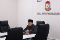 Foto; ali Kota Makassar, Munafri Arifuddin saat mengikuti Rapat Paripurna Keenam Masa Persidangan Pertama Tahun 2025/2026 DPRD Kota Makassar melalui Zoom Meeting