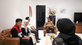 Kadis PP dan KB Kota Makassar, A. Irwan Bangsawan, saat menerima kunjungan perwakilan PT Pertamina (Persero) untuk membahas peluang kerja sama dalam program pemberdayaan keluarga di ruang kerja Dinas PPKB Makassar, Kamis (23/10/2025).