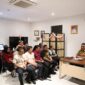 Kadis PPKB Makassar A. Irwan Bangsawan memimpin rapat evaluasi kinerja bersama pejabat dan staf di ruang kerjanya, Jumat (24/10/2025).
