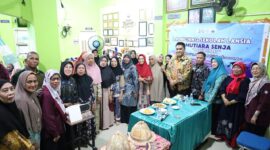 Kadis PPKB Makassar A. Irwan Bangsawan berfoto bersama peserta pada acara launching Sekolah Lansia Mutiara Senja di Kecamatan Ujung Tanah, Jumat (24/10/2025).