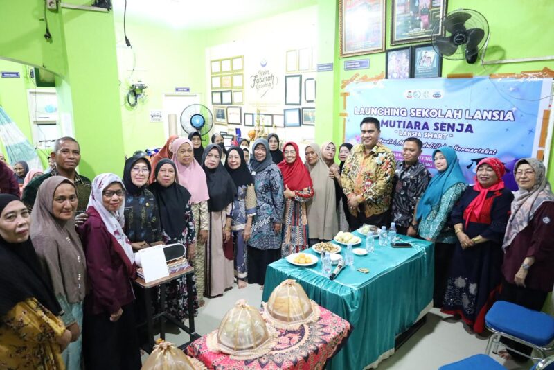 Kadis PPKB Makassar A. Irwan Bangsawan berfoto bersama peserta pada acara launching Sekolah Lansia Mutiara Senja di Kecamatan Ujung Tanah, Jumat (24/10/2025).