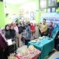 Kadis PPKB Makassar A. Irwan Bangsawan berfoto bersama peserta pada acara launching Sekolah Lansia Mutiara Senja di Kecamatan Ujung Tanah, Jumat (24/10/2025).