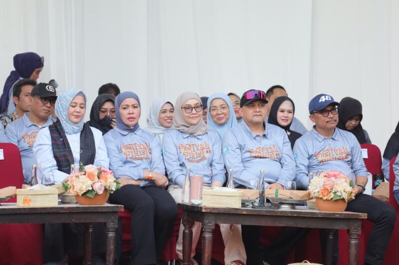 Foto: Wali Kota Makassar, Munafri Arifuddin bersama Wakil Gubernur Sulawesi Selatan, Fatmawati Rusdi dalam pembukaan Festival Phinisi 2025 yang digelar di Pantai Mandala Ria, Kabupaten Bulukumba