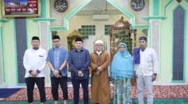 Foto: Wali Kota Makassar, Munafri Arifuddin setelah melaksanakan salat subuh berjemaah di Masjid Al-Muawanah RRI, Jalan Riburane