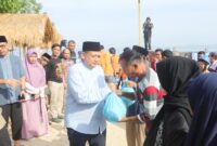 Foto: Wali Kota Makassar Munafri Arifuddin saat memberikan paket sembako setelah Program Energize Listrik Desa di pulau samalona