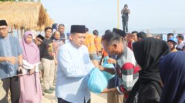 Foto: Wali Kota Makassar Munafri Arifuddin saat memberikan paket sembako setelah Program Energize Listrik Desa di pulau samalona