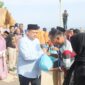 Foto: Wali Kota Makassar Munafri Arifuddin saat memberikan paket sembako setelah Program Energize Listrik Desa di pulau samalona