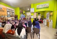 Kadis PP dan KB Makassar A. Irwan Bangsawan bersama peserta saat Launching Sekolah Lansia “Mutiara Senja” di Kecamatan Ujung Tanah, Jumat (24/10/2025).