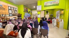 Kadis PP dan KB Makassar A. Irwan Bangsawan bersama peserta saat Launching Sekolah Lansia “Mutiara Senja” di Kecamatan Ujung Tanah, Jumat (24/10/2025).