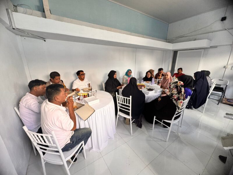 Perwakilan DPPKB Makassar menghadiri acara Jum’at Berbagi dan Soft Launching Dapur SPPG Kumala di Kecamatan Tamalate, Jumat (24/10/2025).