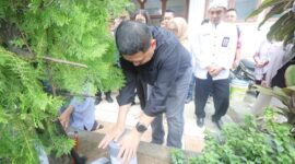 Foto: Wali Kota Makassar, Munafri Arifuddin sesaat setelah peluncuran Gerakan Bioberkah (Biopori Mengubah Sampah Jadi Berkah) yang digagas Permabudhi Kota Makassar 