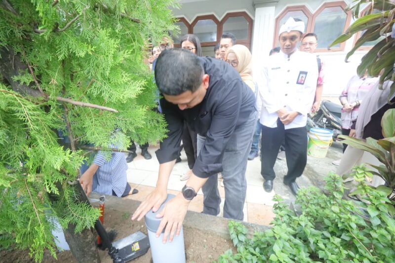 Foto: Wali Kota Makassar, Munafri Arifuddin sesaat setelah peluncuran Gerakan Bioberkah (Biopori Mengubah Sampah Jadi Berkah) yang digagas Permabudhi Kota Makassar 