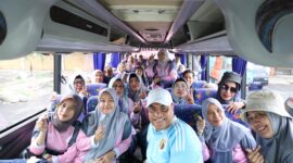 Kepala Dinas PP dan KB Makassar, A. Irwan Bangsawan, bersama jajaran staf dan pegawai berfoto penuh semangat di dalam bus menuju lokasi kegiatan di Bulukumba.