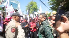 Foto: Wali Kota Makassar, Munafri Arifuddin, menerima langsung perwakilan Federasi Serikat Pekerja Metal Indonesia (FSPMI) yang datang menyampaikan sejumlah tuntutan terkait penetapan Upah Minimum Kota