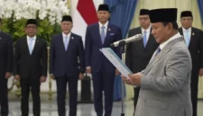 Presiden RI Prabowo Subianto melantik anggota Komisi Percepatan Reformasi Polri di Istana Kepresidenan Jakarta, Jumat (7/11/2025). (Foto: Biro Pers, Media, dan Informasi Sekretariat Presiden)
