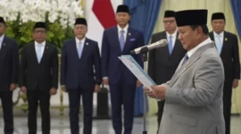 Presiden RI Prabowo Subianto melantik anggota Komisi Percepatan Reformasi Polri di Istana Kepresidenan Jakarta, Jumat (7/11/2025). (Foto: Biro Pers, Media, dan Informasi Sekretariat Presiden)