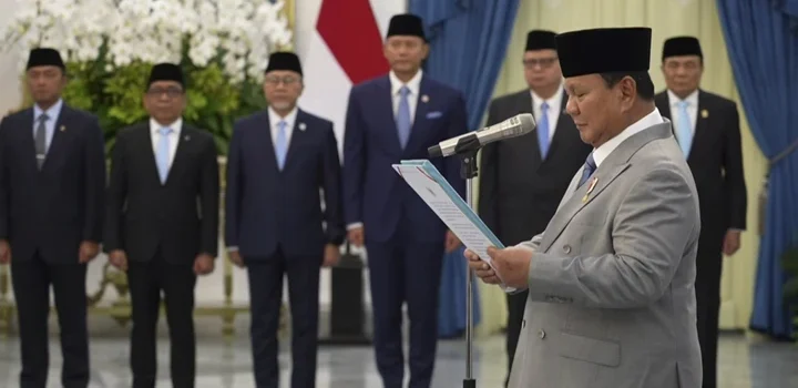 Presiden RI Prabowo Subianto melantik anggota Komisi Percepatan Reformasi Polri di Istana Kepresidenan Jakarta, Jumat (7/11/2025). (Foto: Biro Pers, Media, dan Informasi Sekretariat Presiden)