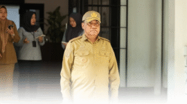 Kepala Dinas PP dan KB Kota Makassar, Drs. A. Irwan Bangsawan, M.Si, saat memberikan amanat sebagai pembina apel pagi di halaman Kantor Wali Kota Makassar, Senin (3/11/2025).