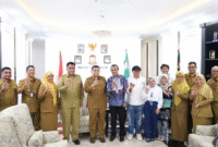 Kepala Dinas PP dan KB Kota Makassar, Drs. A. Irwan Bangsawan, M.Si, bersama Kepala Dinas Kesehatan dan Kepala Dinas Sosial mendampingi Wali Kota Makassar saat menerima audiensi dari Perkumpulan Keluarga Berencana Indonesia (PKBI) di Ruang Wali Kota, Senin (3/11/2025).
