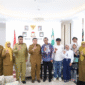 Kepala Dinas PP dan KB Kota Makassar, Drs. A. Irwan Bangsawan, M.Si, bersama Kepala Dinas Kesehatan dan Kepala Dinas Sosial mendampingi Wali Kota Makassar saat menerima audiensi dari Perkumpulan Keluarga Berencana Indonesia (PKBI) di Ruang Wali Kota, Senin (3/11/2025).