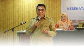 Kepala DPPKB Kota Makassar, Drs. A. Irwan Bangsawan, M.Si, menyampaikan materi dalam kegiatan Sosialisasi Kesehatan Reproduksi bagi Pasangan Usia Subur (PUS) di Hotel Karebosi Premier, Selasa (4/11/2025).