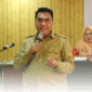 Kepala DPPKB Kota Makassar, Drs. A. Irwan Bangsawan, M.Si, menyampaikan materi dalam kegiatan Sosialisasi Kesehatan Reproduksi bagi Pasangan Usia Subur (PUS) di Hotel Karebosi Premier, Selasa (4/11/2025).