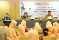 Kepala DPPKB Kota Makassar, Drs. A. Irwan Bangsawan, M.Si, saat memberikan pemaparan tentang pentingnya peran keluarga dalam pembangunan kesehatan reproduksi pada kegiatan Sosialisasi Kesehatan Reproduksi bagi Pasangan Usia Subur (PUS) di Hotel Karebosi Premier, Selasa (4/11/2025).