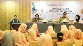 Kepala DPPKB Kota Makassar, Drs. A. Irwan Bangsawan, M.Si, saat memberikan pemaparan tentang pentingnya peran keluarga dalam pembangunan kesehatan reproduksi pada kegiatan Sosialisasi Kesehatan Reproduksi bagi Pasangan Usia Subur (PUS) di Hotel Karebosi Premier, Selasa (4/11/2025).