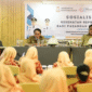 Kepala DPPKB Kota Makassar, Drs. A. Irwan Bangsawan, M.Si, saat memberikan pemaparan tentang pentingnya peran keluarga dalam pembangunan kesehatan reproduksi pada kegiatan Sosialisasi Kesehatan Reproduksi bagi Pasangan Usia Subur (PUS) di Hotel Karebosi Premier, Selasa (4/11/2025).