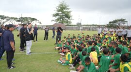 Foto: Wali Kota Makassar, Munafri Arifuddin saat memberikan arahan dalam kegiatan Grassroots Football Festival yang digelar oleh PSSI Sulawesi Selatan bersama Kementerian Pemuda dan Olahraga (Kemenpora) RI