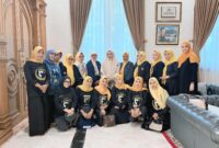 Ibu Melinda Aksa bersama jajaran pengurus Srikandi APPI Kota Makassar usai audiensi dan penetapan sebagai Ketua Dewan Pembina dan Penasehat DPP Srikandi APPI, di kediaman beliau, Senin (3/11/2025).