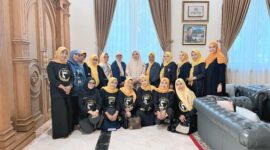 Ibu Melinda Aksa bersama jajaran pengurus Srikandi APPI Kota Makassar usai audiensi dan penetapan sebagai Ketua Dewan Pembina dan Penasehat DPP Srikandi APPI, di kediaman beliau, Senin (3/11/2025).