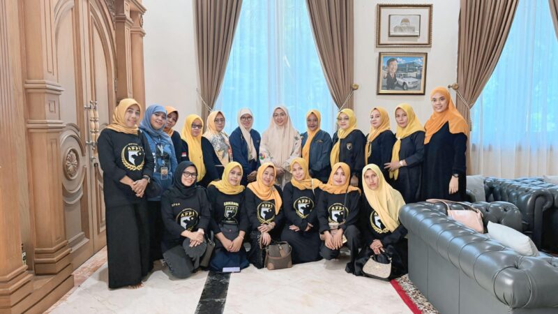 Ibu Melinda Aksa bersama jajaran pengurus Srikandi APPI Kota Makassar usai audiensi dan penetapan sebagai Ketua Dewan Pembina dan Penasehat DPP Srikandi APPI, di kediaman beliau, Senin (3/11/2025).