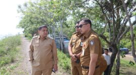 Foto:  Wali Kota Munafri Arifuddin saat meninjau lokasi pembebasan lahan dan pembangunan jembatan baru barombong