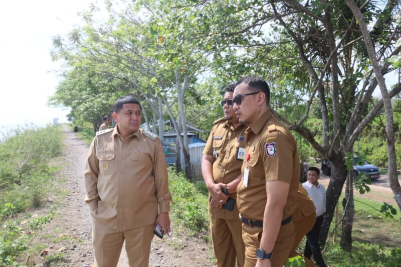 Foto:  Wali Kota Munafri Arifuddin saat meninjau lokasi pembebasan lahan dan pembangunan jembatan baru barombong