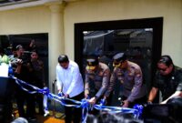 Foto: Wali Kota Makassar Munafri Arifuddin bersama Kapolda Sulawesi Selatan Irjen Pol. Djuhandhani Rahardjo Puro, dan Kapolrestabes Makassar Kombes Pol Arya Perdana dalam peresmian Gedung Sentra Pelayanan Kepolisian Terpadu (SPKT) dan Pelayanan Surat Keterangan Catatan Kepolisian (SKCK) Parama Satwika