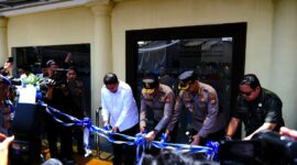 Foto: Wali Kota Makassar Munafri Arifuddin bersama Kapolda Sulawesi Selatan Irjen Pol. Djuhandhani Rahardjo Puro, dan Kapolrestabes Makassar Kombes Pol Arya Perdana dalam peresmian Gedung Sentra Pelayanan Kepolisian Terpadu (SPKT) dan Pelayanan Surat Keterangan Catatan Kepolisian (SKCK) Parama Satwika