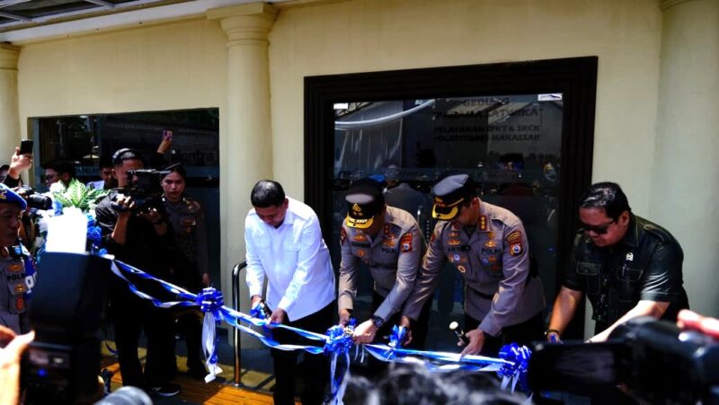 Foto: Wali Kota Makassar Munafri Arifuddin bersama Kapolda Sulawesi Selatan Irjen Pol. Djuhandhani Rahardjo Puro, dan Kapolrestabes Makassar Kombes Pol Arya Perdana dalam peresmian Gedung Sentra Pelayanan Kepolisian Terpadu (SPKT) dan Pelayanan Surat Keterangan Catatan Kepolisian (SKCK) Parama Satwika