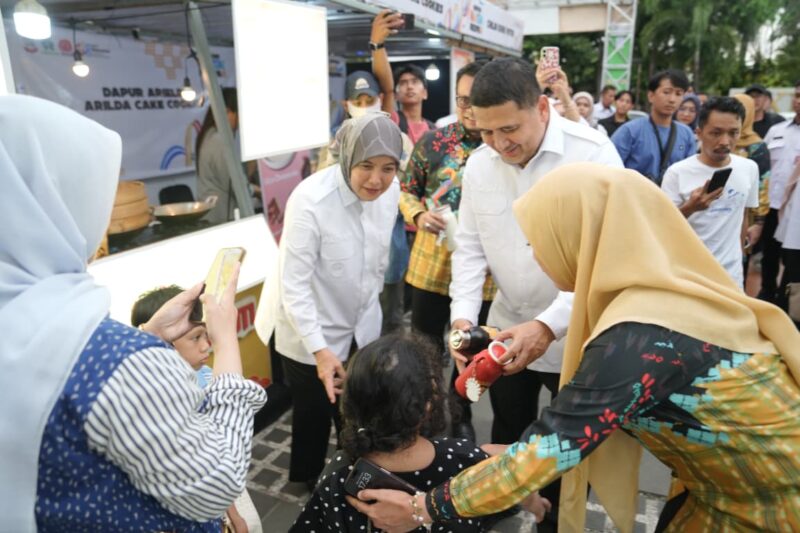 Foto: Wali Kota Makassar, Munafri Arifuddin bersama  Wakil Wali Kota Makassar, Aliyah Mustika Ilham dalam kegiatan kegiatan UMKM Fiesta yang digelar oleh Dinas Koperasi dan UKM Kota Makassar di Plaza Mall Ratu Indah