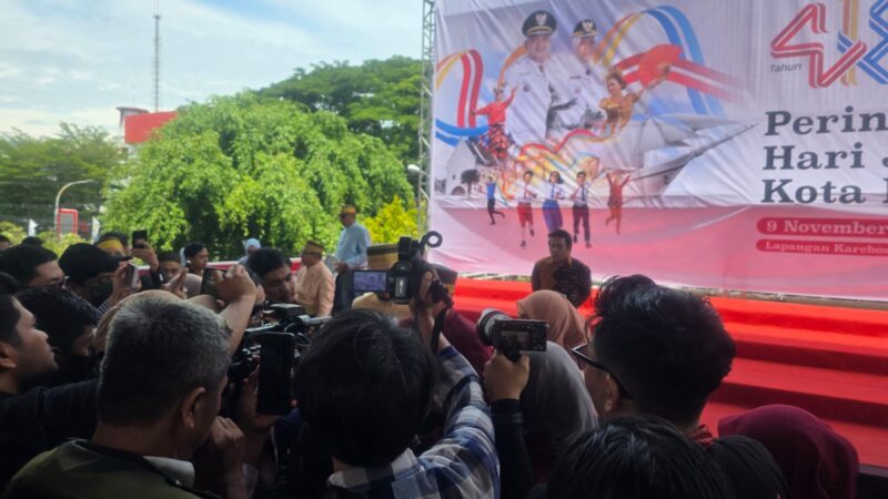 Wali Kota Makassar menghadiri rangkaian peringatan HUT ke-418 Kota Makassar di Lapangan Karebosi, Minggu (9/11/2025). Acara dihadiri berbagai elemen masyarakat dan media.