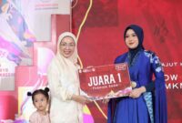 Foto:  Ketua TP PKK Kota Makassar Melinda Aksa saat memberikan hadiah untuk juara lomba fashion show
