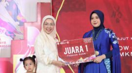 Foto:  Ketua TP PKK Kota Makassar Melinda Aksa saat memberikan hadiah untuk juara lomba fashion show