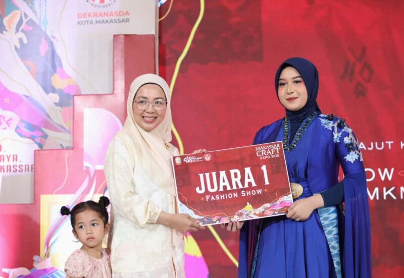 Foto:  Ketua TP PKK Kota Makassar Melinda Aksa saat memberikan hadiah untuk juara lomba fashion show