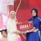 Foto:  Ketua TP PKK Kota Makassar Melinda Aksa saat memberikan hadiah untuk juara lomba fashion show