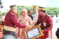 Foto: Wali Kota Makassar Munafri Arifuddin dan Wakil Wali Kota Makassar Aliyah Mustika Ilham saat memberikan beasiswa, bantuan pendidikan dan penghargaan