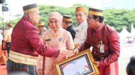 Foto: Wali Kota Makassar Munafri Arifuddin dan Wakil Wali Kota Makassar Aliyah Mustika Ilham saat memberikan beasiswa, bantuan pendidikan dan penghargaan